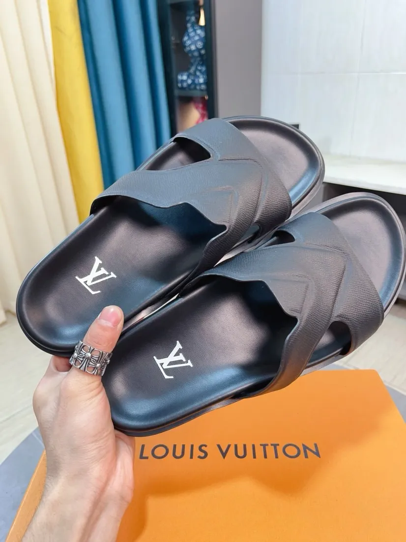 Men's shoes💰300🌹🌹【LV】Multi-color new men's slippers, original top quality version, original special cowhide cross pattern➕sheepskin inside and side, non-slip combined sole, more stable walking, more comfortable and lightweight, high-end and generous, size: 38~44